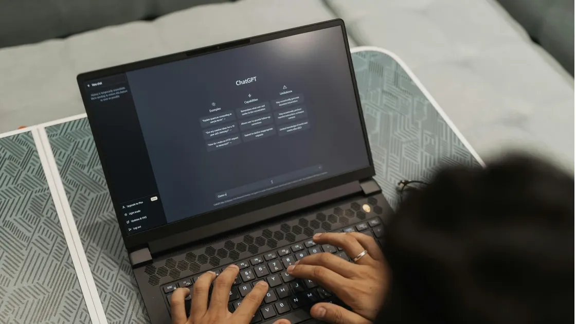 Kullanıcı laptoptan ChatGPT'yi kullanıyor — AI arama davranışının değişimi ve GEO optimizasyonunun gerekliliği