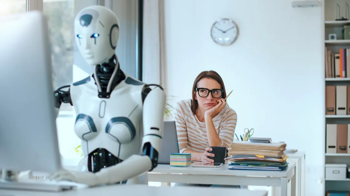 İnsan ve robot yapay zeka çağında ofiste iş birliği yapıyor — GEO'ya geç geçmenin yarattığı rekabet dezavantajı